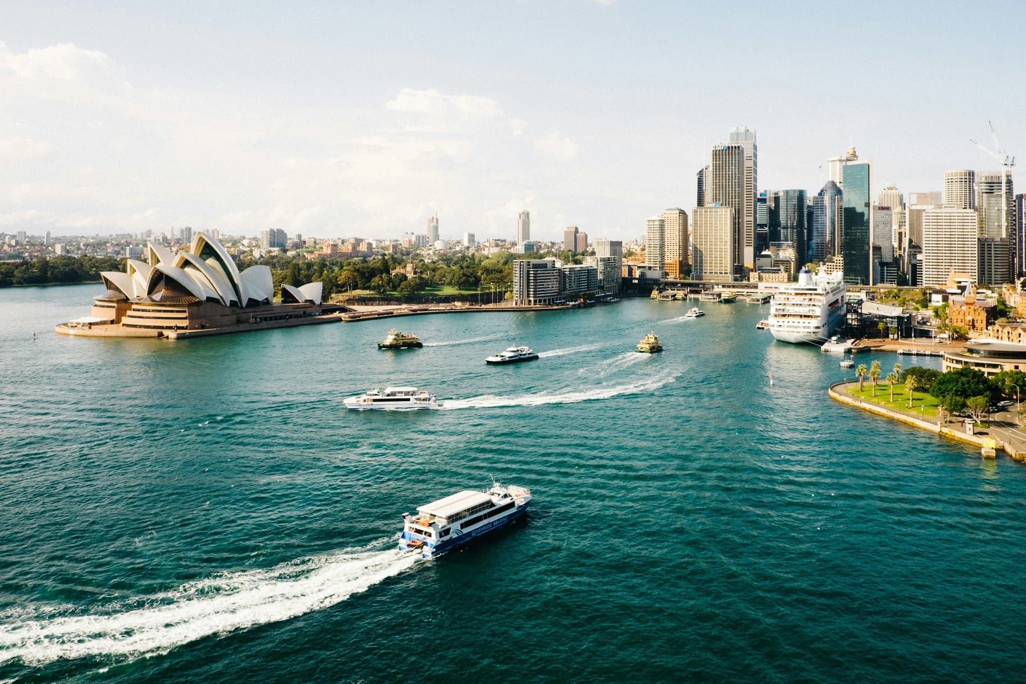 Baie et skyline — illustration voyage NomadMind
