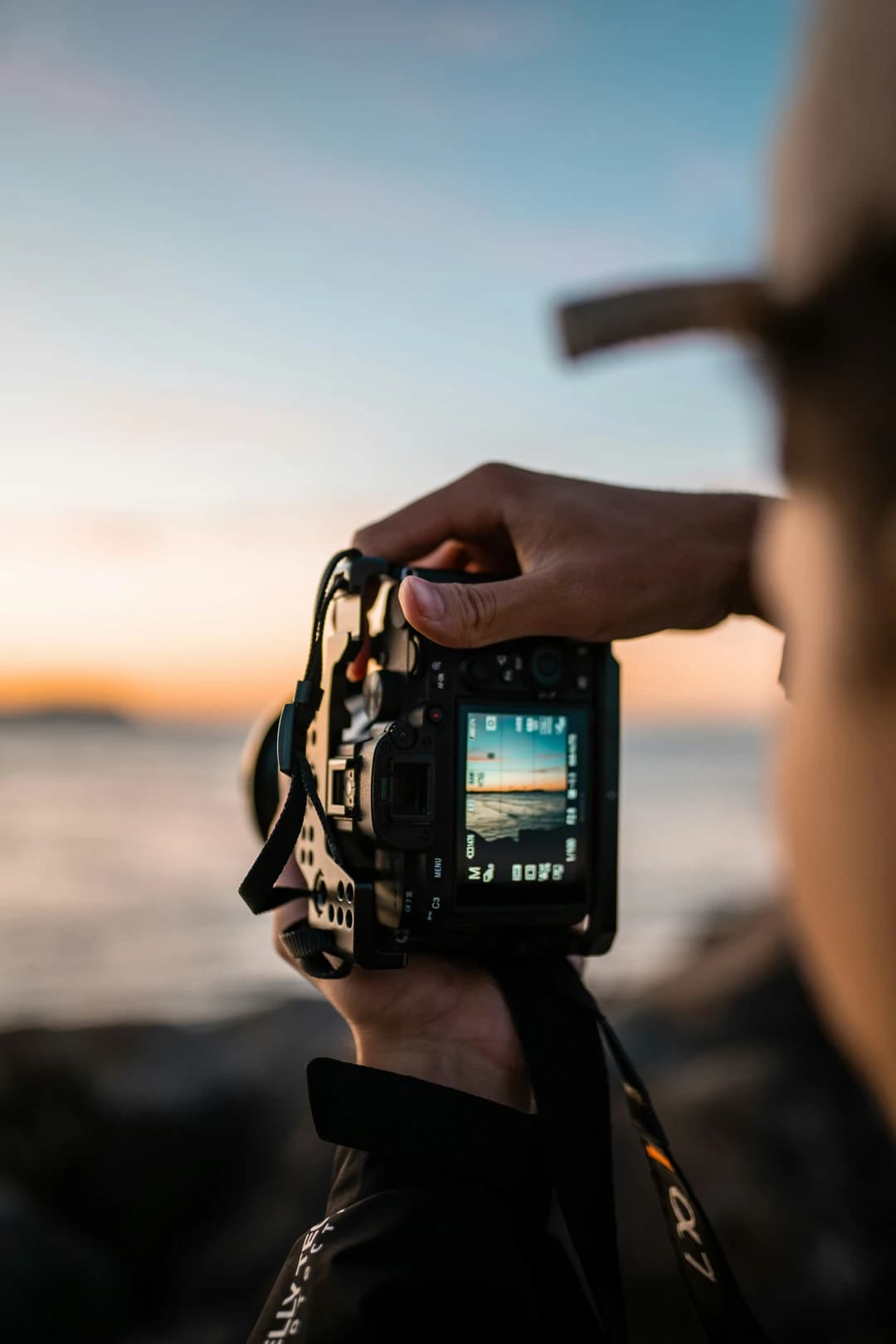 Voyageur photographiant un paysage